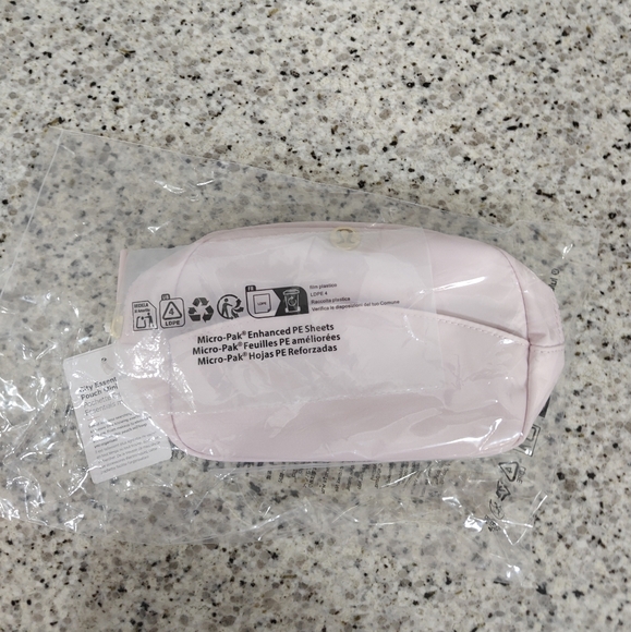 Lululemon City Essentials Pouch Mini 2L (Blissful Pink) - Picture 1 of 6